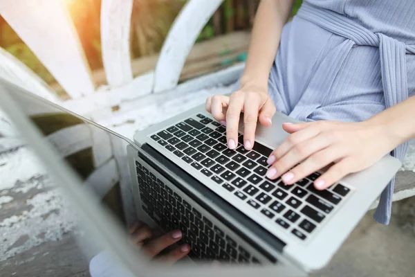 Acima retrato close-up mulher mão dedos imprensa laptop teclado para trabalho remoto no dia ensolarado, fundo de sol verde palmas na Tailândia, Phuket viagem — Fotografia de Stock