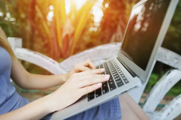 Tailandia, viaje de Phuket de cerca los dedos de la mano de la mujer presionan el teclado del ordenador portátil para el trabajo remoto en el día soleado, fondo de palmas verdes sol — Foto de Stock