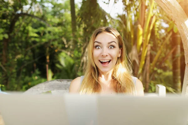 Mujer loca con el ordenador portátil mirando a la cámara, sol palmas verdes en Tailandia Phuket mientras viaja — Foto de Stock