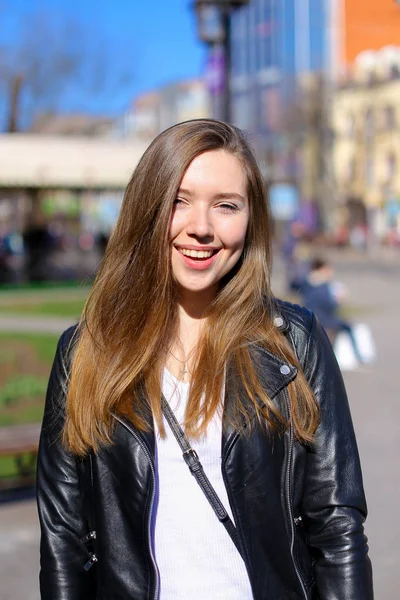 도시에서 걷는 젊은 여성 사람의 얼굴 클로즈업. — 스톡 사진