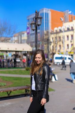 Çekici kız şehirde geziniyor.