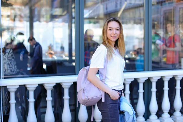 Gladden kobieta stojąc z lekki plecak różowy. — Zdjęcie stockowe