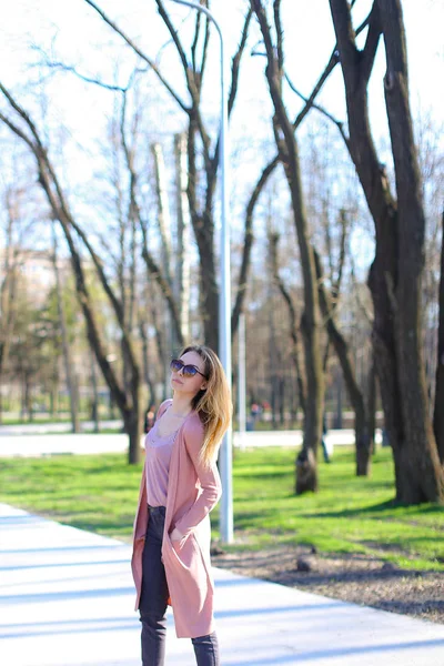 Ragazza che cammina nel parco e indossa maglione lungo . — Foto Stock