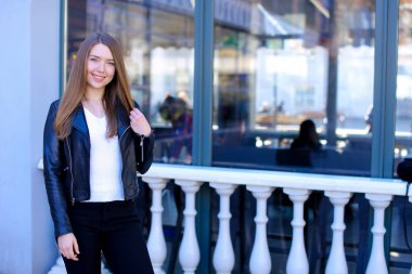 Gözlük dışında duran neşeli kadın kişi.