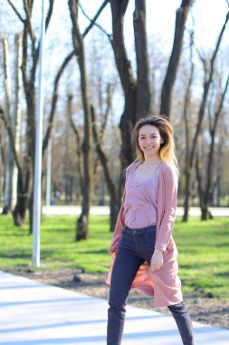 Bahar Park'ta dinlenme jocund kız.