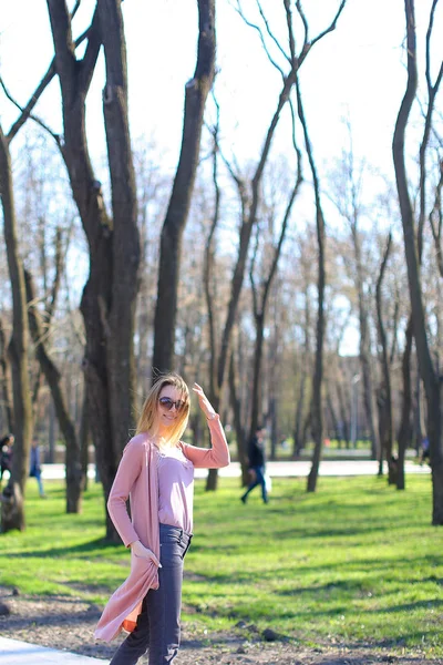 Gladden ragazza che cammina nel parco e indossa maglione lungo . — Foto Stock