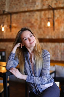 Sıradışı iç ile rahat kafe tablosunda yakın oturan memnun kız.