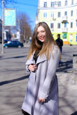 Beyaz kadın kişi şehirde, iyi bir hava yürüyüş.