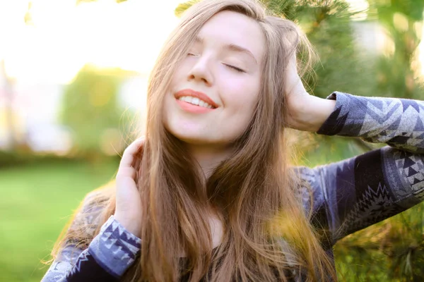 Happy girl near cedar wood with green grass background. — Stock Photo, Image