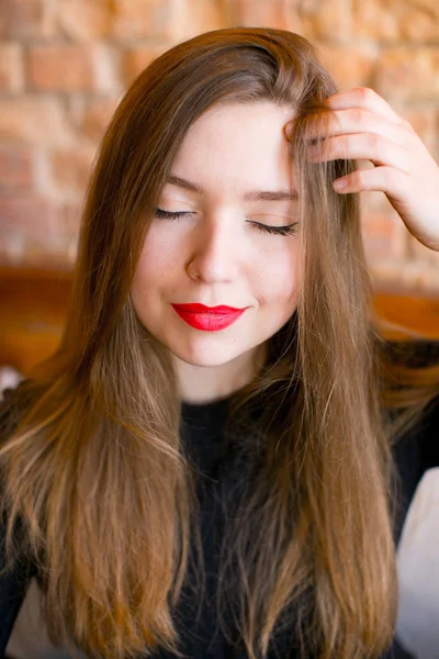 Schönes Mädchen mit scharlachroten Lippen. — Stockfoto