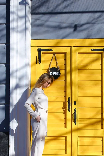 유행 여성 페론 태양 광선에 카페 문 근처에 서. — 스톡 사진