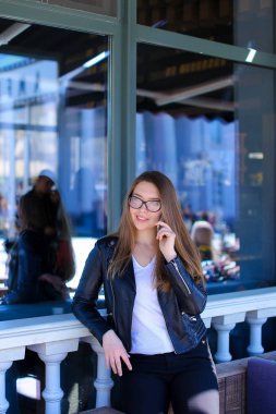 Neşeli Kız bardaklarda smartphone sokak Cafe'de konuşma.