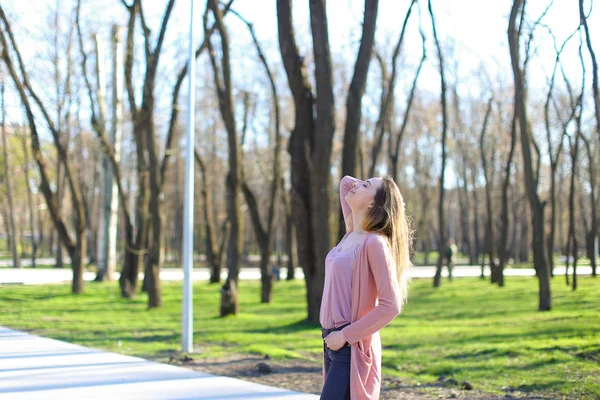 Fiatal nő légzés friss levegő a parkban, és pihentető. — Stock Fotó