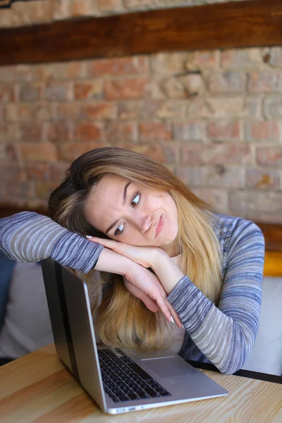 Sad female student sleeping near laptop at cafe. — Stock Photo, Image