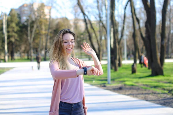 Nő, akit selfie azáltal, hogy a park smartwatch. — Stock Fotó