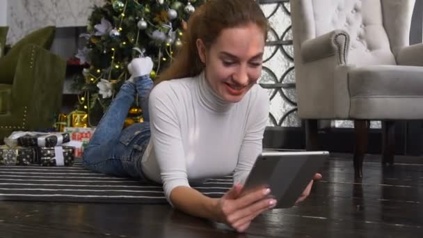 Arquiteto de câmera lenta feminino usando tablet para assistir fotos em redes sociais . — Vídeo de Stock