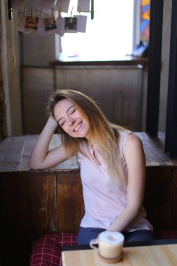 Geri kalan rahat kafede olan erkek.