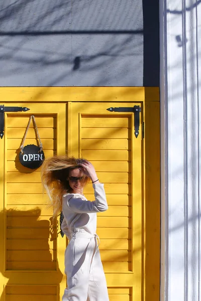 유행 소녀 상점 표시와 노란 카페 문 근처 머리와 재생. — 스톡 사진