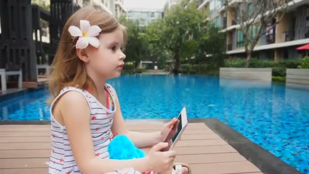 Femme bébé assis près de la piscine avec tablette . — Video
