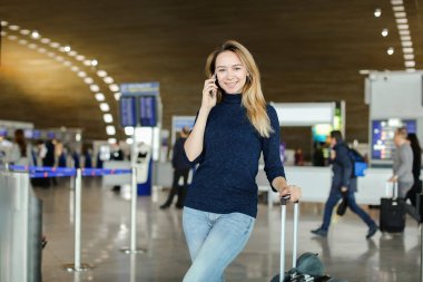 Güzel kadın smarphone Havaalanı Hall tarafından söz.