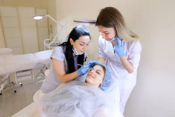 Cosmétologue américain et infirmière tatouant les sourcils . — Photo