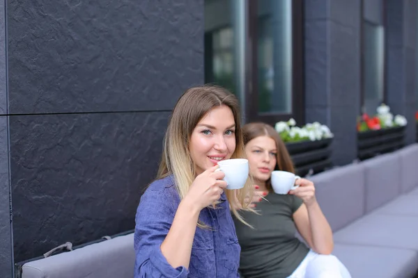 Hermosas mujeres tomando café en la cafetería y descansando . —  Fotos de Stock