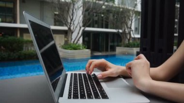 Laptop klavye Yüzme Havuzu ağır çekimde yakınındaki typewriting eller yukarı kapatın.