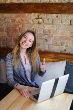 Kahve Tablo yakınındaki ahşap sandalye üzerinde oturan kız.