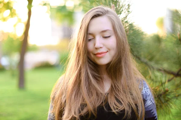 Femme rêveuse près de bois de cèdre avec fond d'herbe verte . — Photo