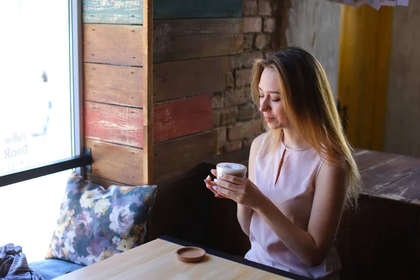 커피를 마시고 창 밖으로 보이는 사려깊은 여자. — 스톡 사진