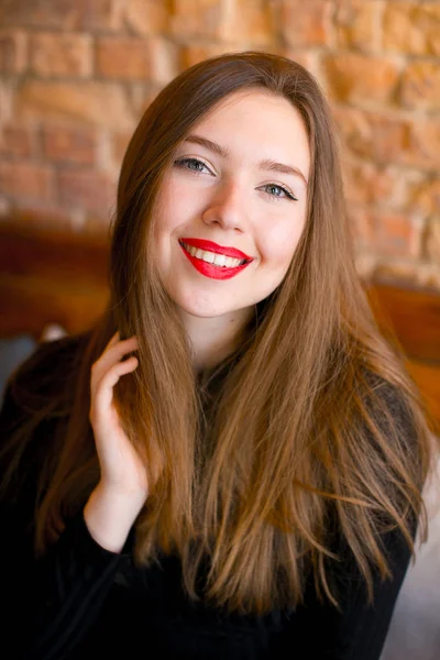 Sonriente hermosa chica con labios escarlata . — Foto de Stock