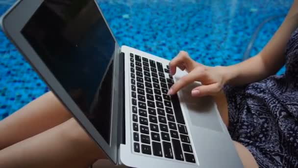 Cerca de las manos charlando con el teclado portátil cerca de la piscina . — Vídeos de Stock