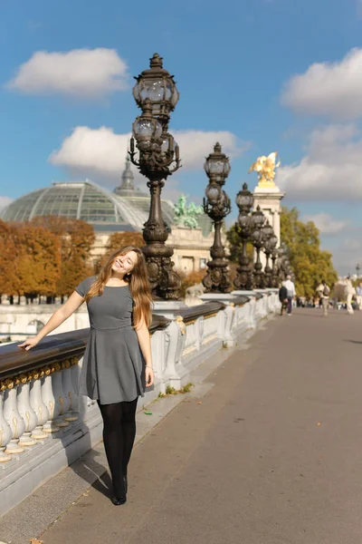 프랑스 빈티지 가로등 및 백색 콘크리트 난 간, 회색 드레스 어린 소녀. — 스톡 사진