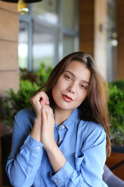 Portrait of pretty girl with everyday makeup and wearing jeans shirt. — Stock Photo, Image