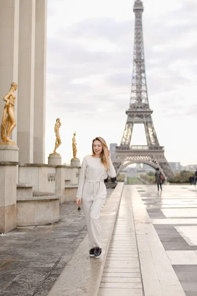 Girl walking on Trocadero square near gilded statues and Eiffel Tower. — Stock Photo, Image