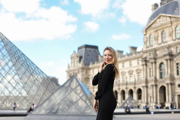 파리에서 검은 드레스에서와 유리 pyramind 근처에 서 하는 여자. — 스톡 사진