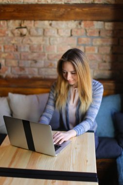 Masanın defter ile kahve holding ve gülüyor güzel kız.