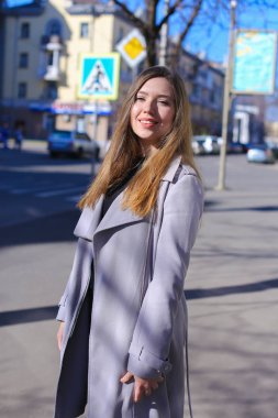 Gülümseyen kadın kişi şehirde, iyi bir hava yürüyüş.