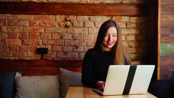 Freelancer feminino trabalhando no café com laptop e mostrando os polegares para cima . — Vídeo de Stock