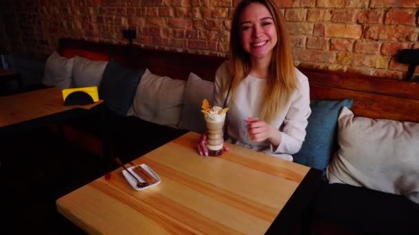 Ragazza Jocund a riposo al caffè con cocktail e mostrando pollici in su . — Video Stock