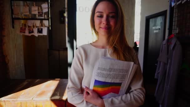 Estudiante alegre caminando en la cafetería con documentos en cámara lenta . — Vídeo de stock