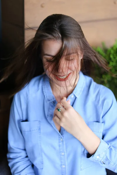 Mulher sorridente com maquiagem cotidiana e usando camisa jeans . — Fotografia de Stock