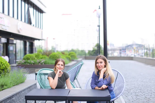 Женщины сидят в уличном кафе на открытом воздухе . — стоковое фото