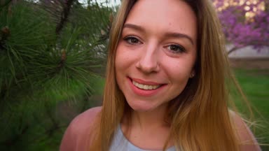  sedir ağacı Park, ağır çekim yakınındaki gülümseyen kız yüzü kadar kaybetmek.