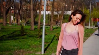 Mutlu öğrenci sınıfları smartphone ve laptop ile park yakınındaki sonra yürüyüş.