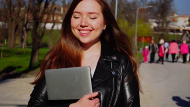 Laptop ile geçen ve gözleri kapalı Avrupa kadın.