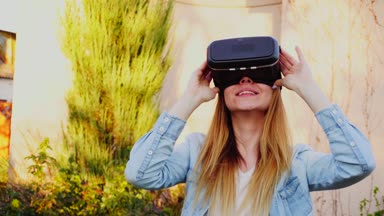 Sanal gerçeklik kulaklıklar ile zevk genç kadın kişi.