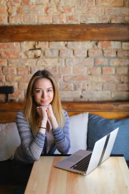 Kahve ve luncheonette defterde yakın oturan mutlu kız.