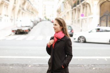 Sokak arka planda durmuş, sınıfları sonra yürüyüş beyaz öğrenci.