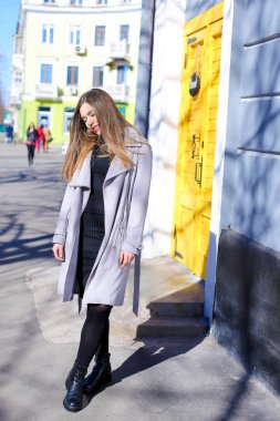 Genç kız City café kapı ve giyiyor kat yakınında yürüyüş.